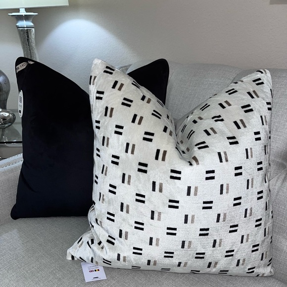 1-NWT CALDEIRA HAMMERSMITH DESIGN
VELVET DECORATIVE PILLOW - Picture 5 of 10